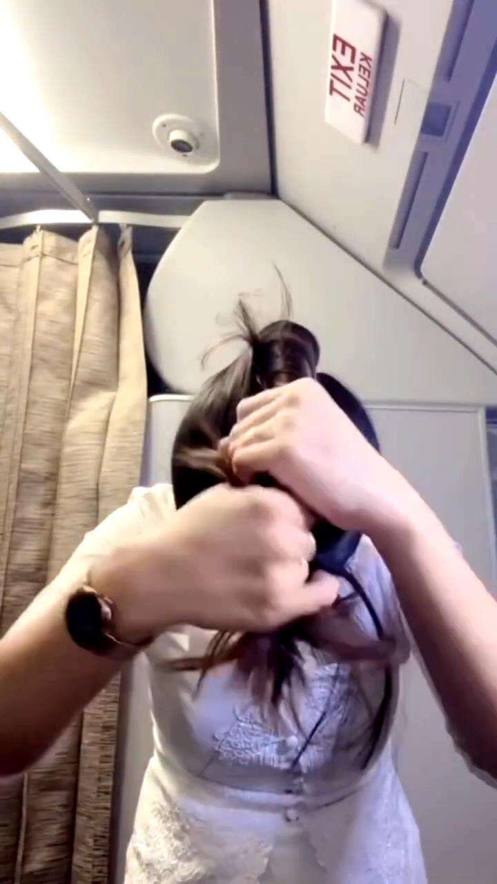 Tata rambut ikonik pramugari.