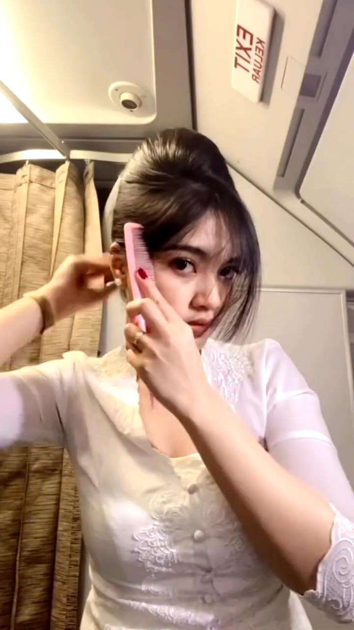 Tata rambut ikonik pramugari.