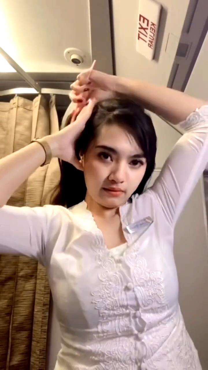 Tata rambut ikonik pramugari.