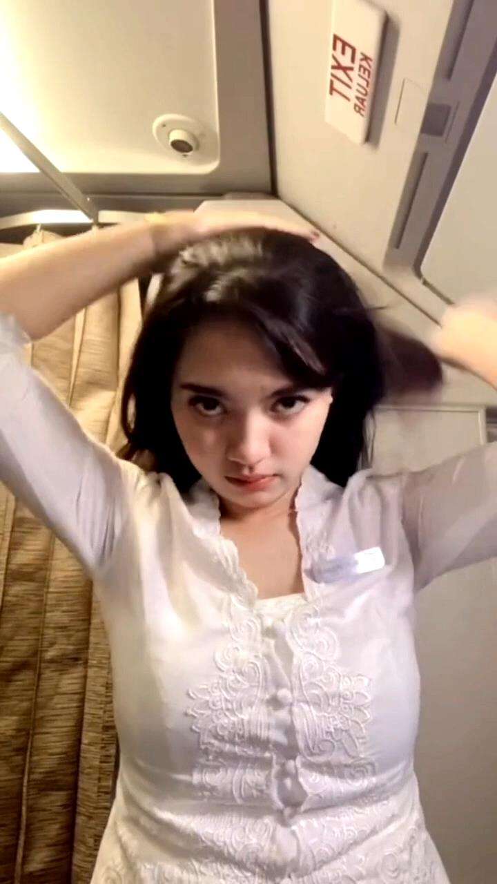 Tata rambut ikonik pramugari.