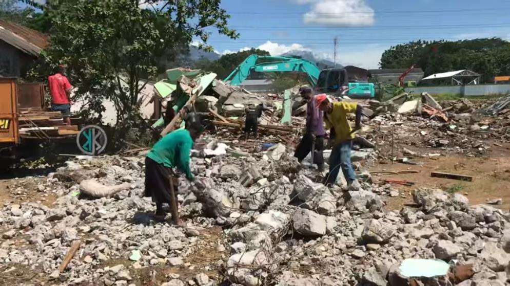 Nasib rumah sendirian di tengah proyek jalan tol Jogja-Solo.