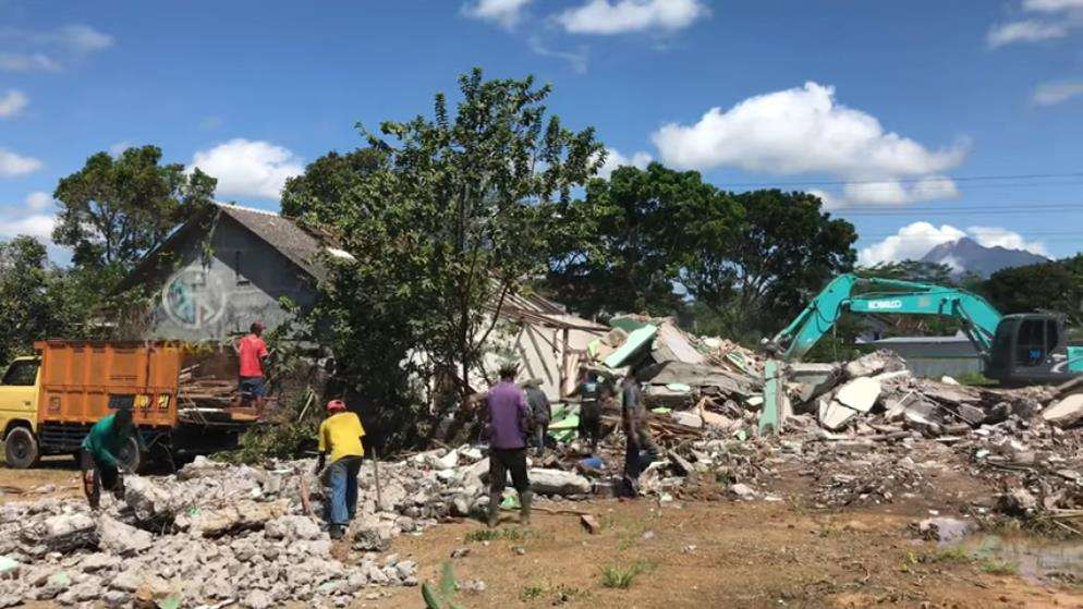 Nasib rumah sendirian di tengah proyek jalan tol Jogja-Solo.