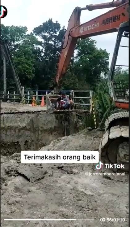 Jembatan Amblas, Anak SD ini Nyebrang Naik di Pengeruk Beko