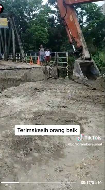 Jembatan Amblas, Anak SD ini Nyebrang Naik di Pengeruk Beko