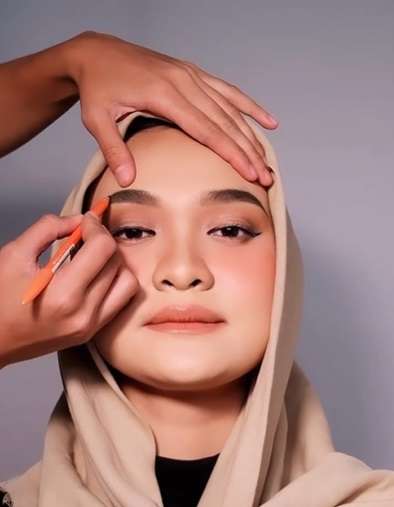 MUA Pegang Kepala Klien MUA Pegang Kepala Klien