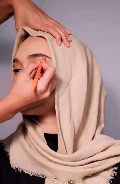 MUA Pegang Kepala Klien MUA Pegang Kepala Klien