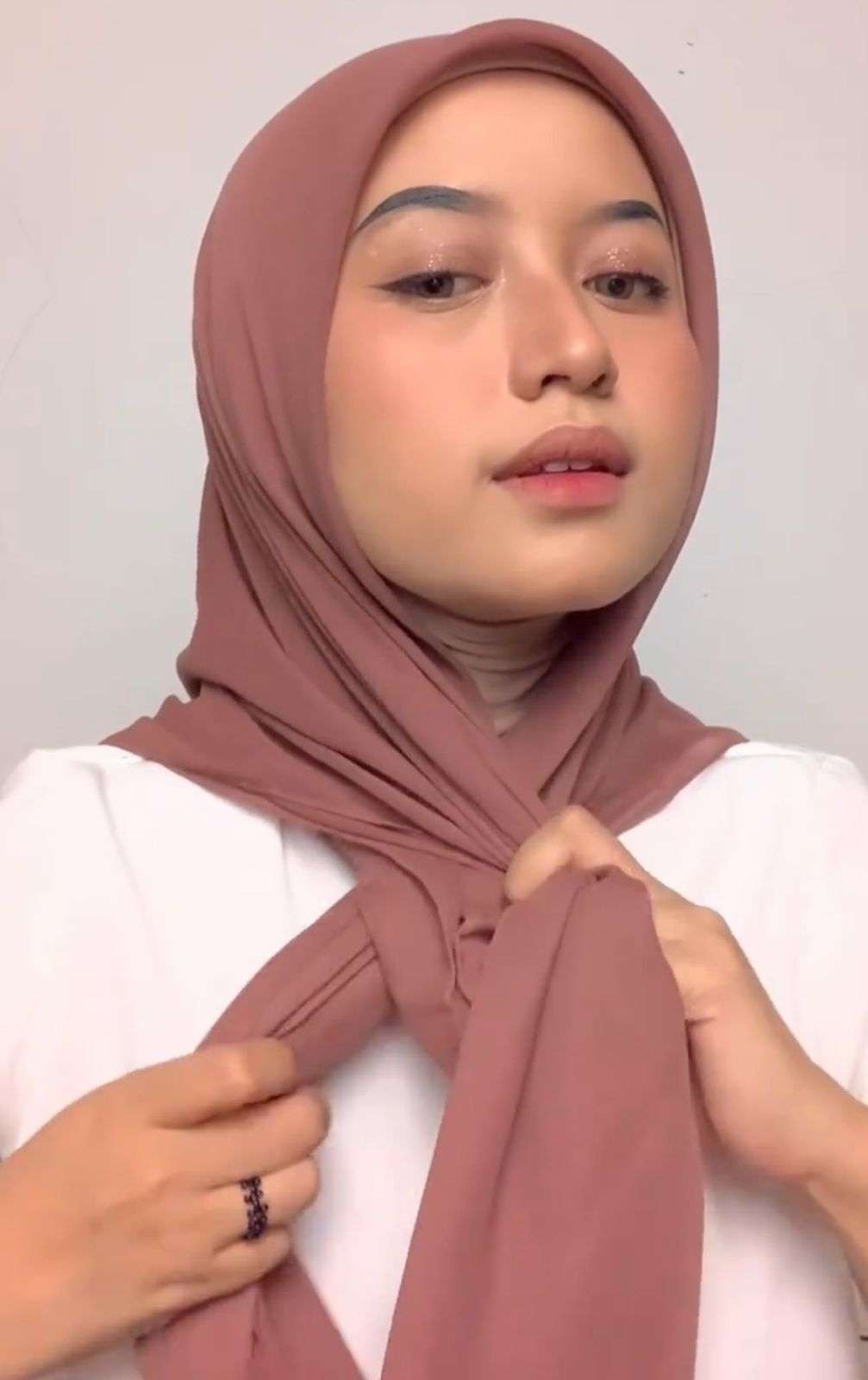 Model Hijab Paris Simpel, Clean Look Tanpa Jarum Pentul