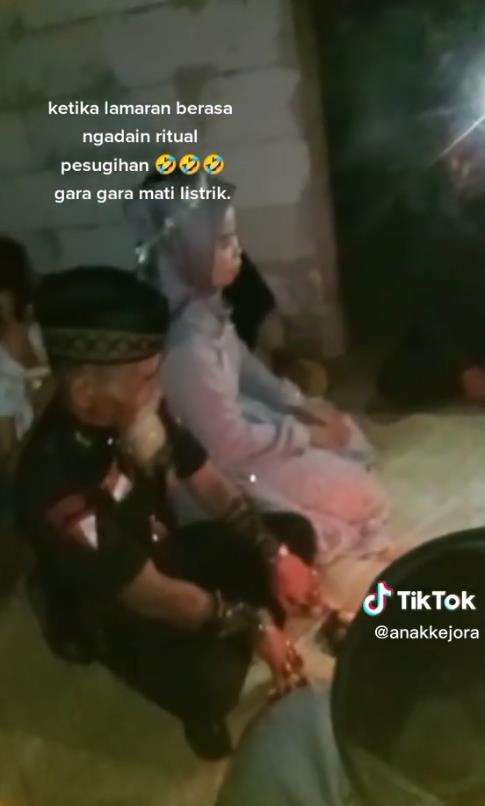 Ngakak! Acara lamaran rasa ritual pesugihan.