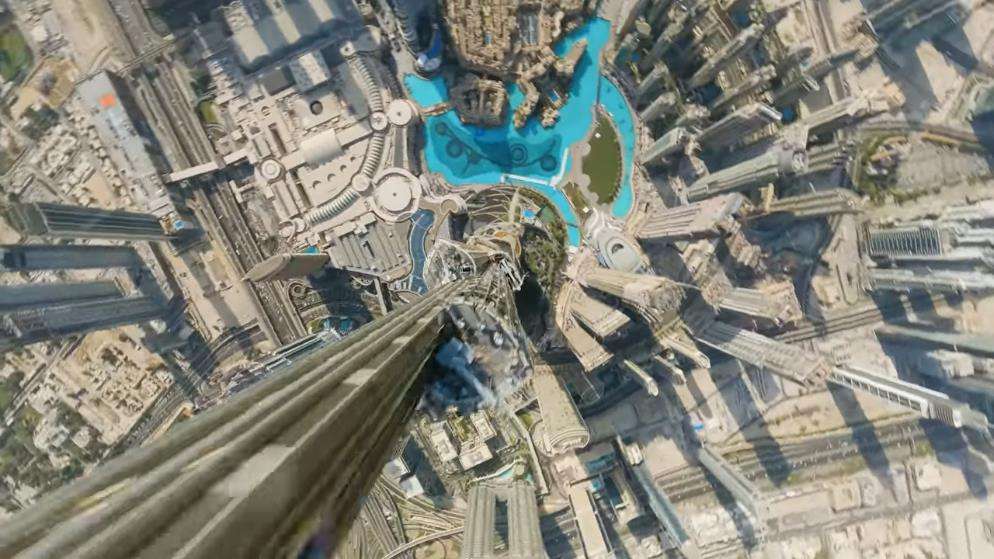 Begini rasanya jatuh dari ketinggian 828 meter Burj Khalifa.