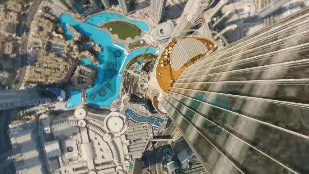Begini rasanya jatuh dari ketinggian 828 meter Burj Khalifa.