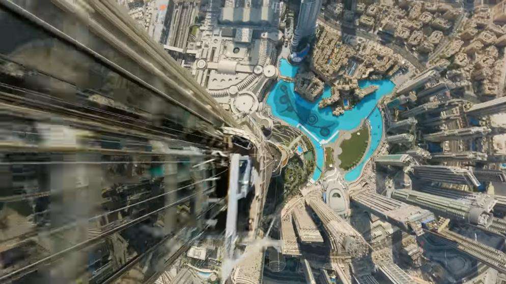 Begini rasanya jatuh dari ketinggian 828 meter Burj Khalifa.