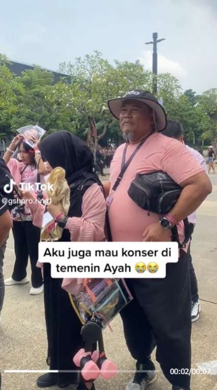 Nonton BLACKPINK Bareng Ayah, Wanita ini Bikin Warganet Iri