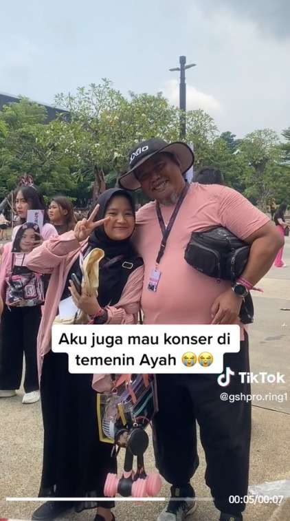 Nonton BLACKPINK Bareng Ayah, Wanita ini Bikin Warganet Iri