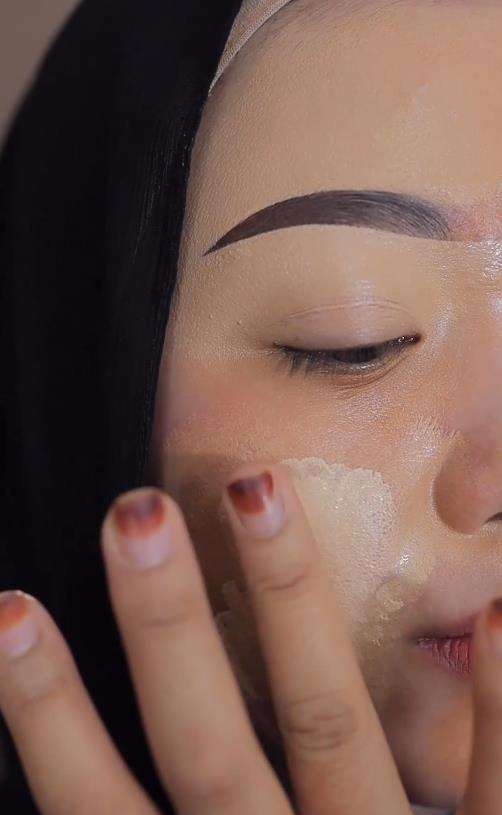 Transformasi wajah berjerawat parah jadi natural dan flawless.
