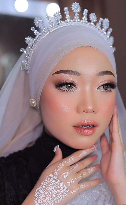 Transformasi wajah berjerawat parah jadi natural dan flawless.