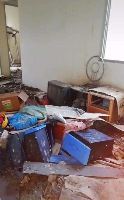 Beli rumah lelang dari luar bagus dalamnya hancur.