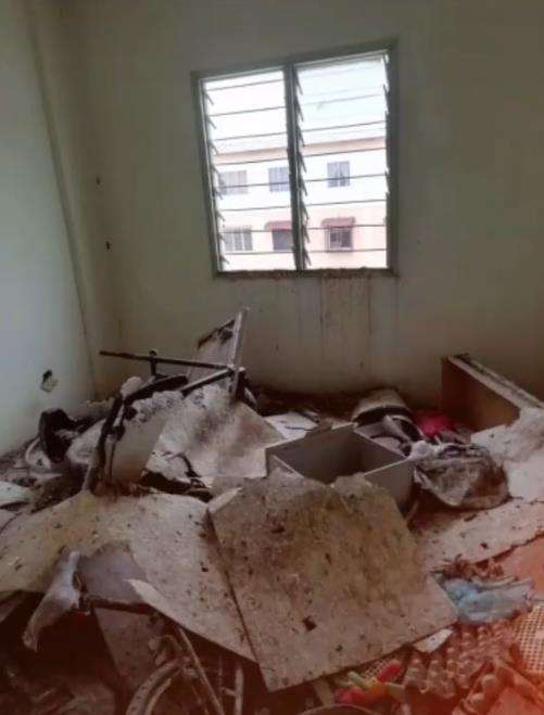 Beli rumah lelang dari luar bagus dalamnya hancur.