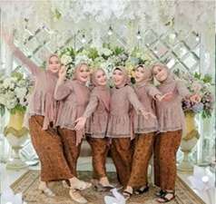 Model Baju Bridesmaid dengan Selendang