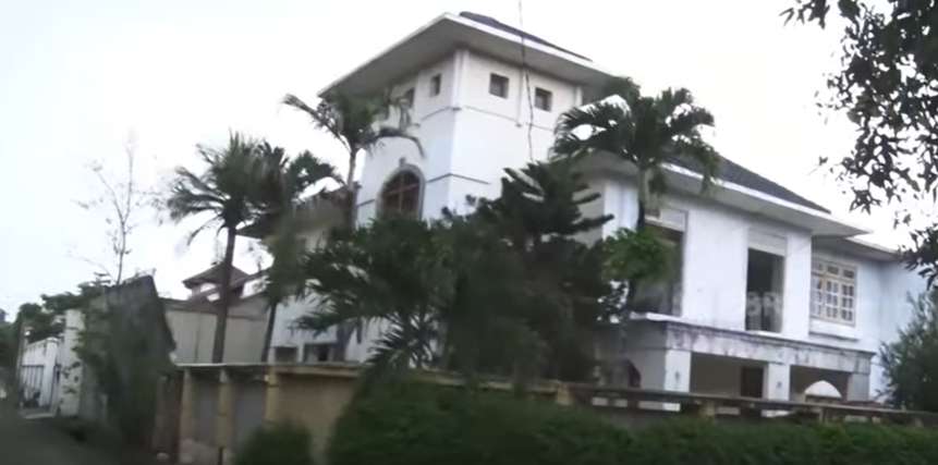 Rumah Eza Yayang pemeran Bang Ojak