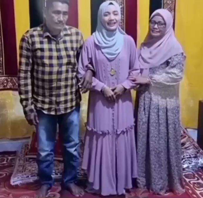 Wanita ini akhirnya bisa foto bareng orangtua yang sudah cerai.