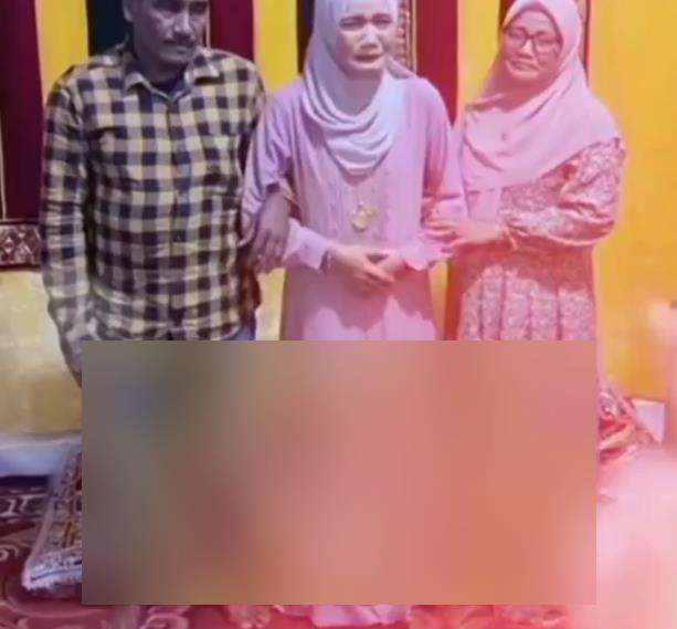 Wanita ini akhirnya bisa foto bareng orangtua yang sudah cerai.