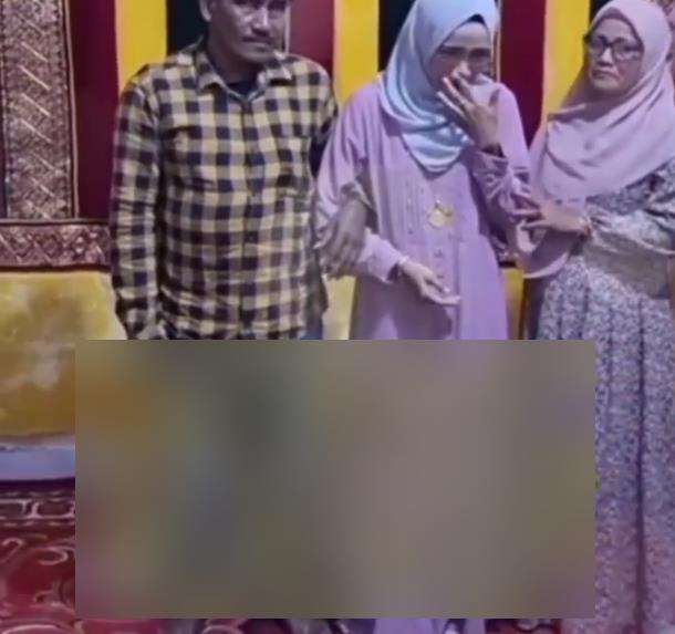 Wanita ini akhirnya bisa foto bareng orangtua yang sudah cerai.