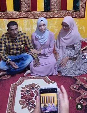 Wanita ini akhirnya bisa foto bareng orangtua yang sudah cerai.