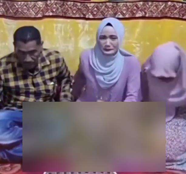Wanita ini akhirnya bisa foto bareng orangtua yang sudah cerai.