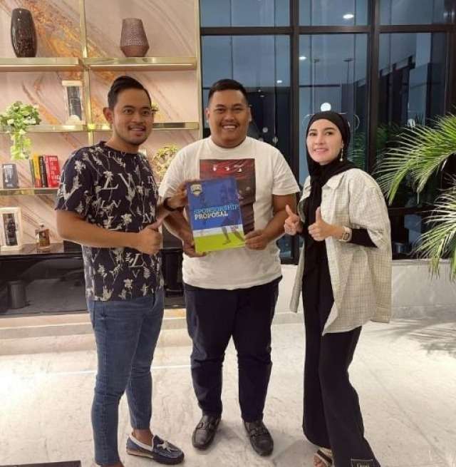 Potret Ajudan Pribadi Foto Bareng Pejabat dan Pengusaha Terkenal