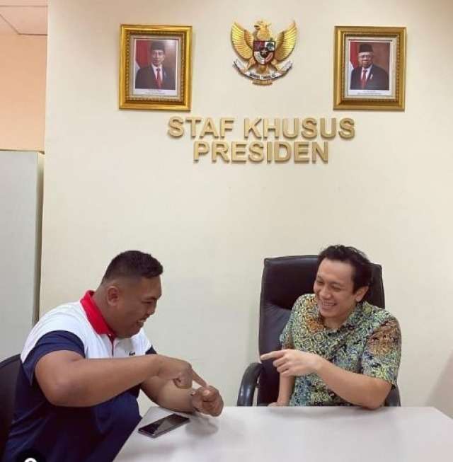 Potret Ajudan Pribadi Foto Bareng Pejabat dan Pengusaha Terkenal