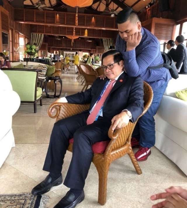 Potret Ajudan Pribadi Foto Bareng Pejabat dan Pengusaha Terkenal