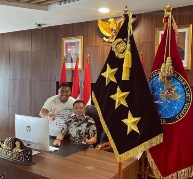Potret Ajudan Pribadi Foto Bareng Pejabat dan Pengusaha Terkenal