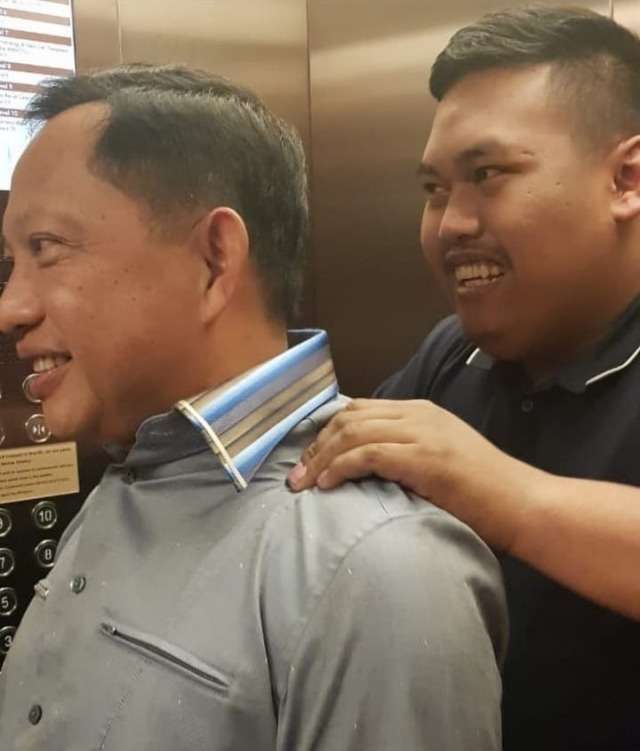 Potret Ajudan Pribadi Foto Bareng Pejabat dan Pengusaha Terkenal