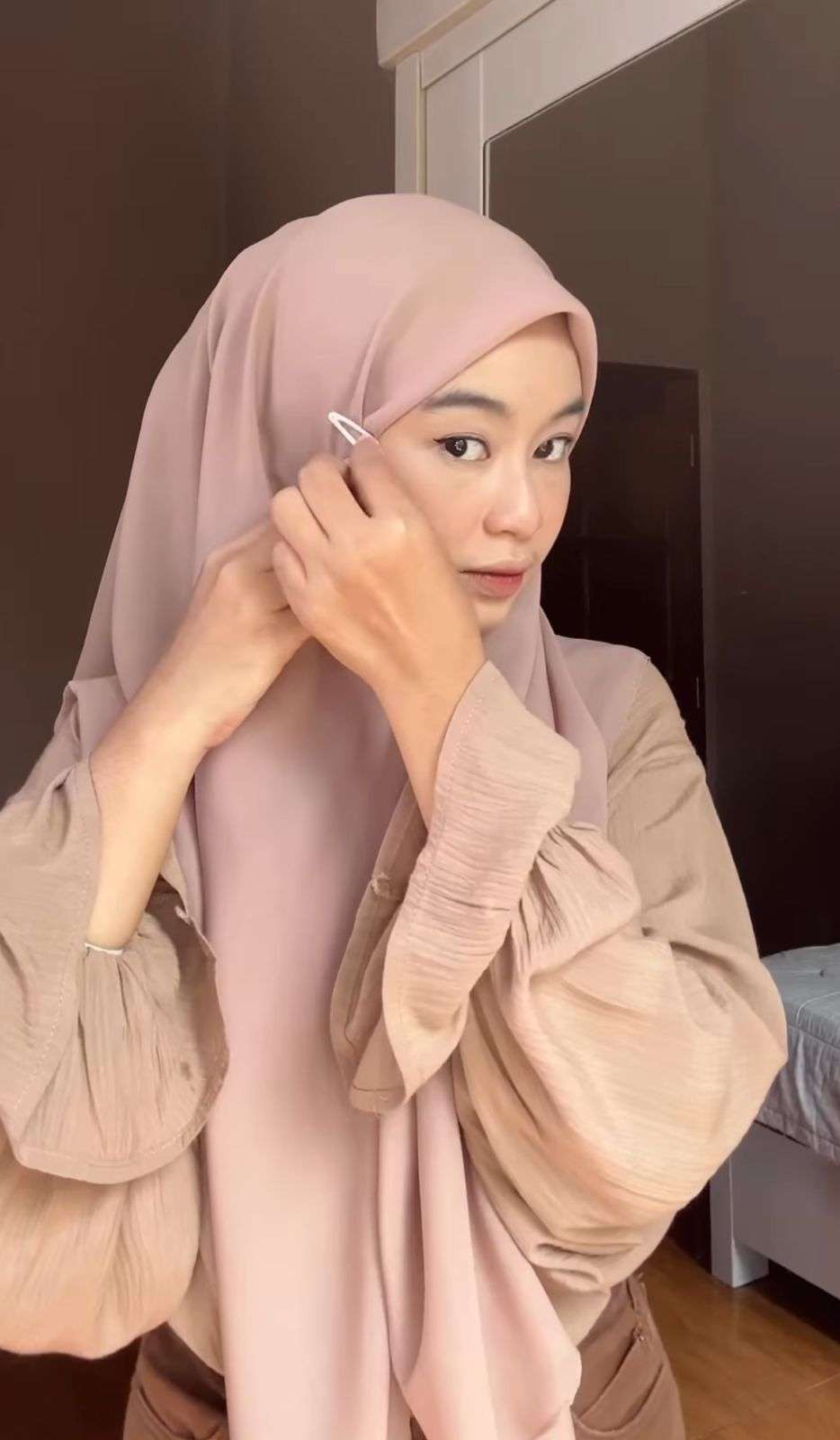 Coba Yuk, Style Hijab Gemas dengan Aksen Jepitan