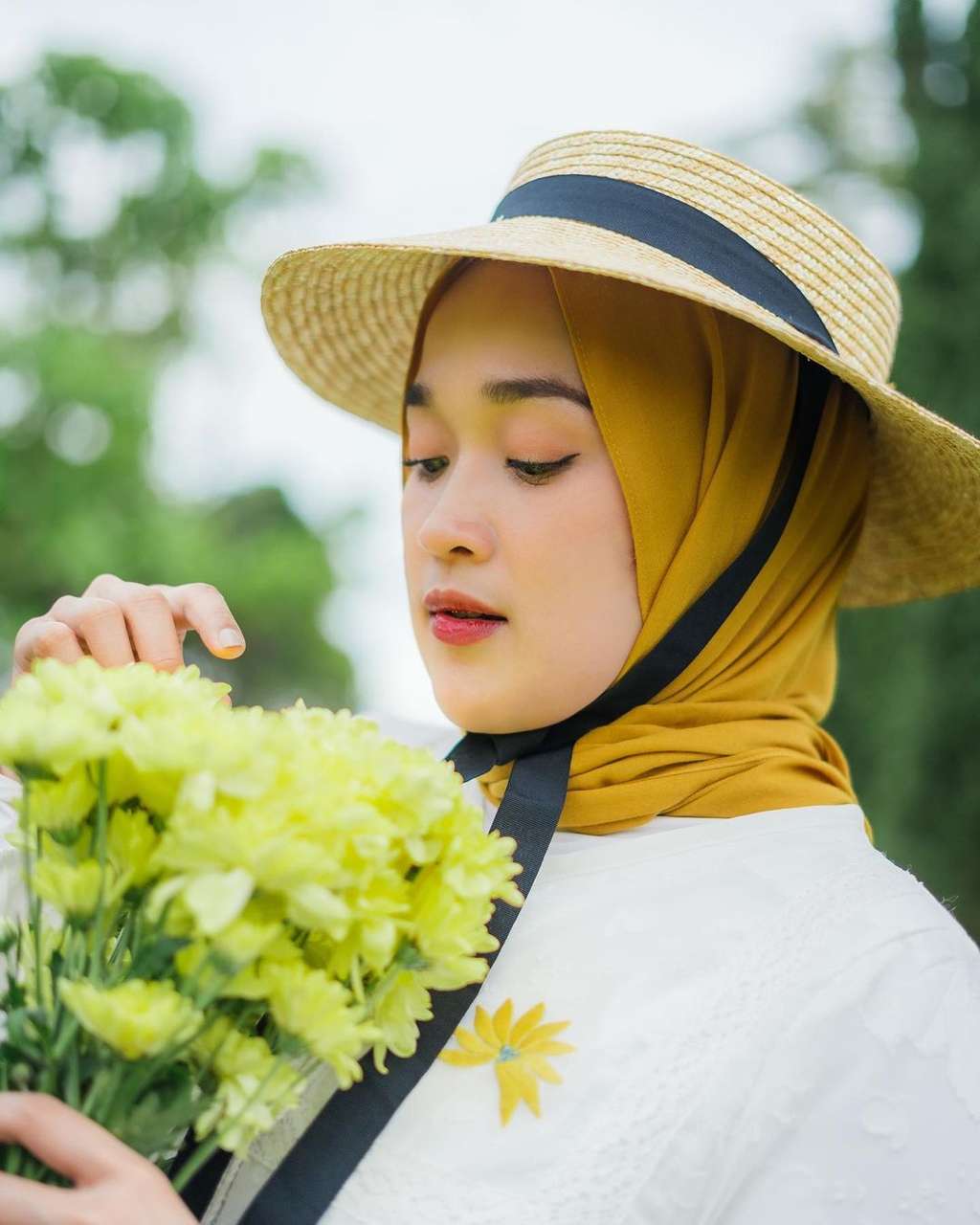 Picnic with Style, Ririe Fairus Padukan Hijab Mustard dan Topi