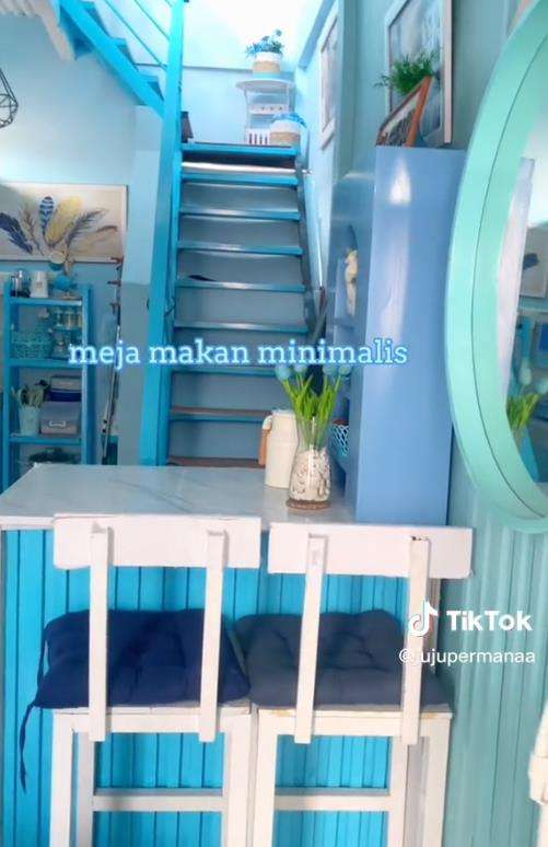 Dari luar rumah ini tampak belum jadi, tapi dalamnya bikin tercengang.