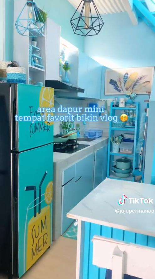 Dari luar rumah ini tampak belum jadi, tapi dalamnya bikin tercengang.