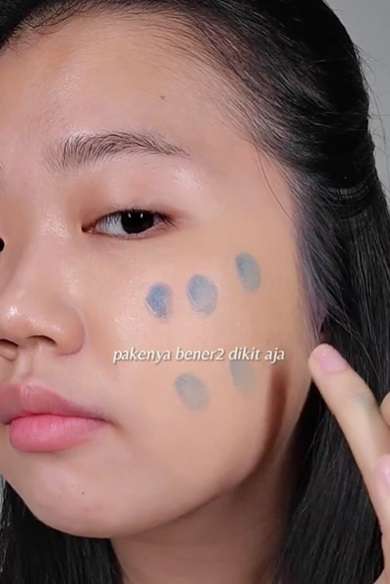 Memakai Makeup Warna Biru Memakai Makeup Warna Biru
