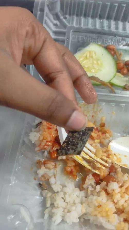 Makan nasi lemak temukan silet berkarat di dalamnya.