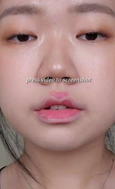 Memakai Lipstik Memakai Lipstik