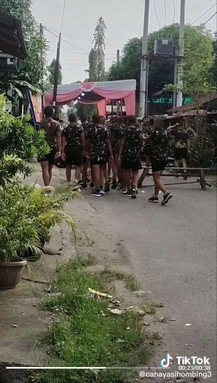 Prajurit TNI Lari Di Jalan, Sesuai Yel-Yel Terus Maju Pantang Mundur Meski Terhalau Tenda Hajatan