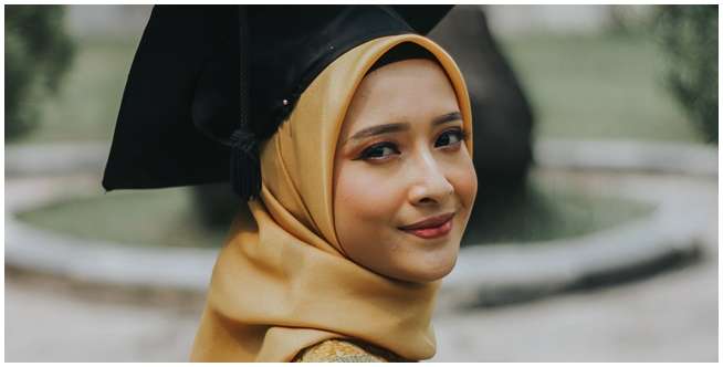 Model Hijab Wisuda Satin