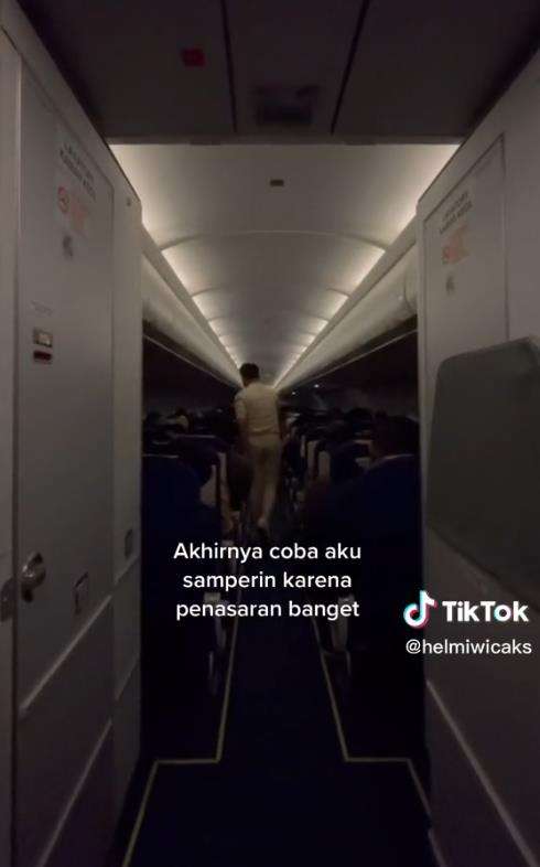 Penumpang nyalakan lampu baca selama penerbangan malam.