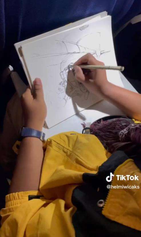 Penumpang nyalakan lampu baca selama penerbangan malam.