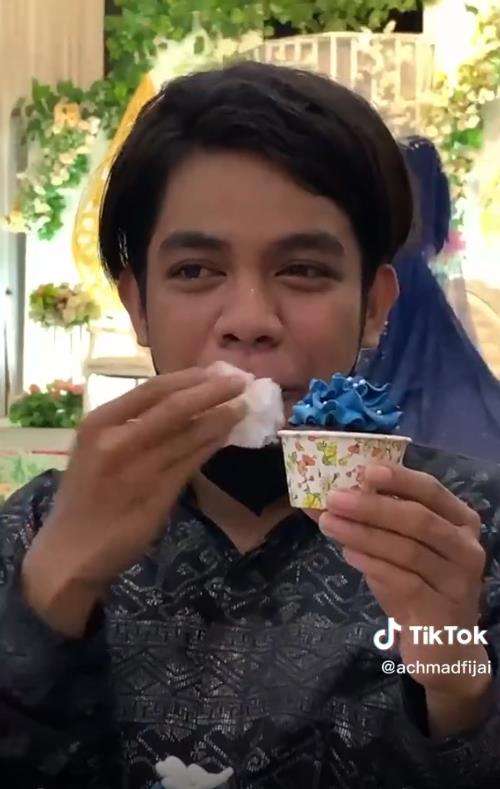 Momen lucu setelah makan cupcake.