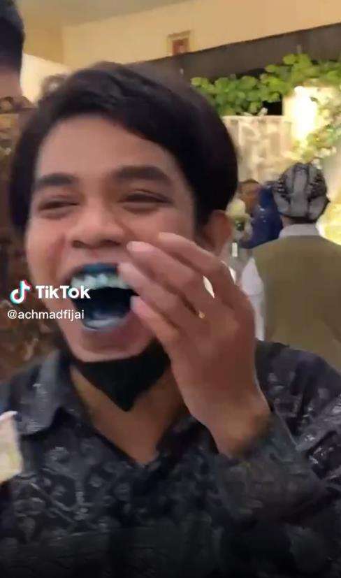 Momen lucu setelah makan cupcake.