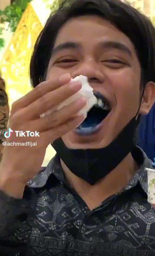 Momen lucu setelah makan cupcake.