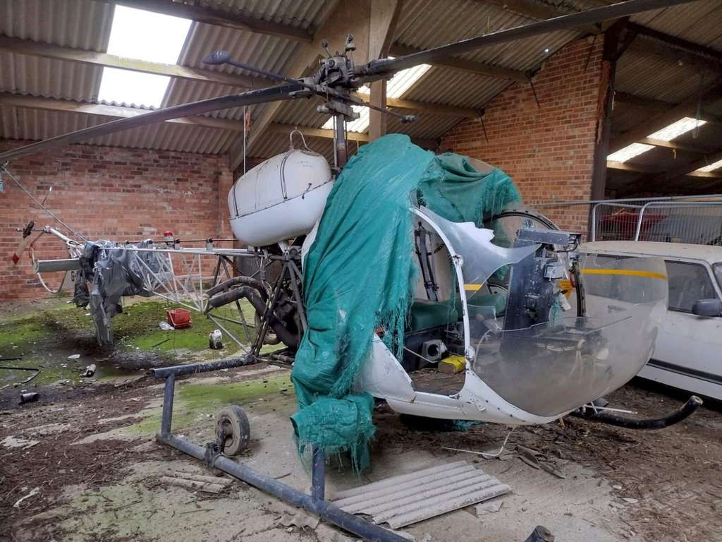 Rumah Tak Berpenghuni, Di Sekitarnya Banyak Mobil Antik dan Helikopter