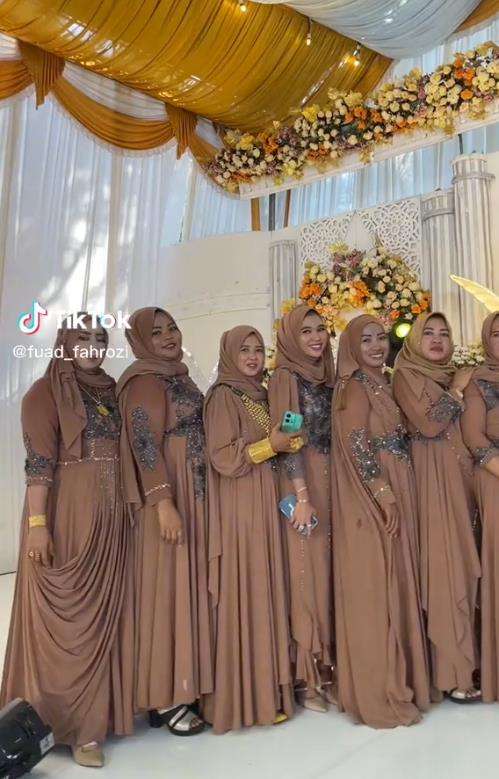 Viral ibu-ibu pamer perhiasan di acara nikahan mirip toko emas berjalan.