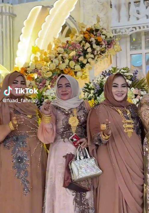 Viral ibu-ibu pamer perhiasan di acara nikahan mirip toko emas berjalan.